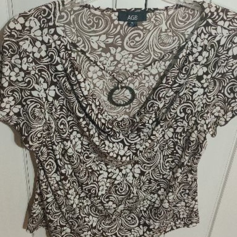 ~NWOT Beautiful Brown & White blouse with necklace design.